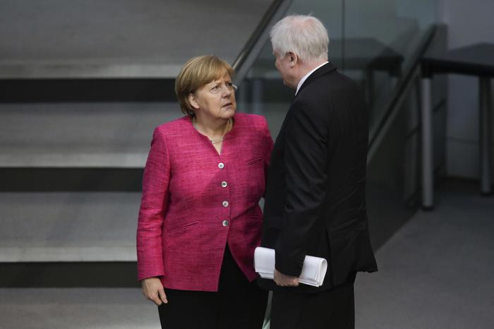 Seehofer respinge proposta Merkel su centri migranti