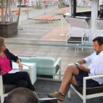 Salvini in versione mare fa l’intervista in costume