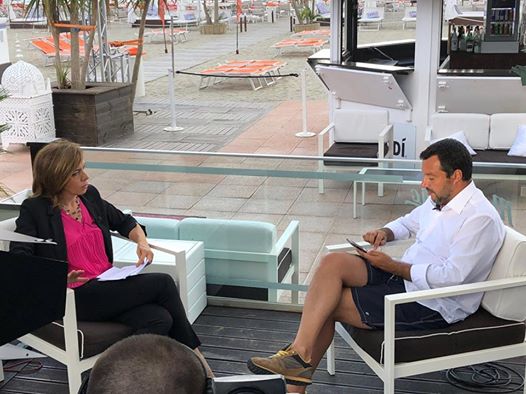 Salvini rilascia intervista in costume.
