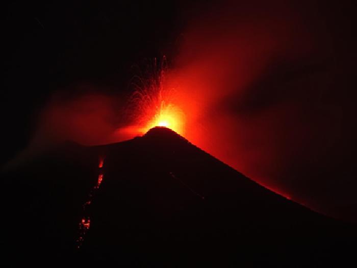 Etna: attività stromboliana da nuovo cratere di Sud-Est