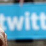 Twitter e Facebook sospendono centinaia di account