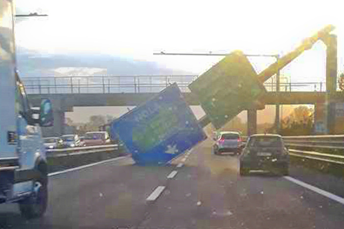 Forte vento, cade cartello su strada nel Napoletano