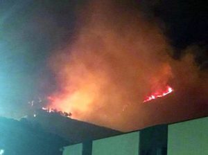 Incendio nel Pisano, ampliata zona evacuazione