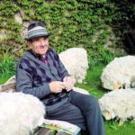 Natale, ex pastore con l’Alzheimer: le pecore sono finte ma lui le cura lo stesso