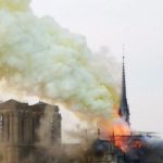 Il mondo assiste alla distruzione di Notre Dame in fiamme