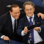 All’Europarlamento il debutto di Berlusconi. Tutti vogliono un selfie
