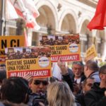 “Basta con queste alleanze”. La piazza processa i 5Stelle