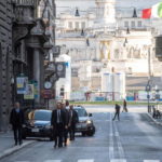 Il Papa esce a piedi e prega in due chiese di Roma