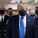 Trump usa per la prima volta in pubblico la mascherina