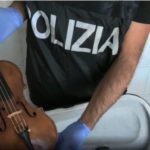 Polizia cercava droga ma trova un violino del Seicento