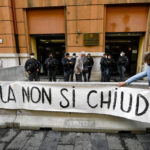 A Napoli la protesta delle mamme: “Il giorno più buio per la scuola”