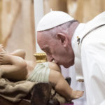 Il Papa anticipa alle 19.30 la Messa della notte di Natale