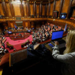 Le deputate mamme potranno allattare i figli in Parlamento