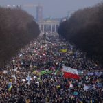 Guerra Ucraina, Berlino in strada per la pace: “Siamo mezzo milione”