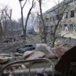 Ucraina. Bombardato teatro-rifugio a Mariupol, Kuleba: “Crimine di guerra”