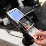 Manovra, resta lo stop all’obbligo del Pos fino a 60 euro