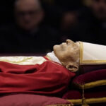Oltre 135mila fedeli hanno reso omaggio a Benedetto XVI