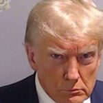 Trump incriminato in Georgia, condivide foto segnaletica: “Mai arrendersi”