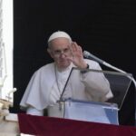 Papa Francesco durante ultimo Angelus dell’anno: “Preghiamo per chi soffre”