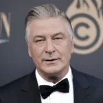 L’attore Alec Baldwin incriminato per omicidio colposo: sparò sul set di “Rust”