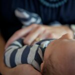 Uomo sevizia neonato per poter ottenere soldi pubblici. Arrestato