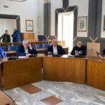 Taranto, cade l’amministrazione Melucci: via allo scioglimento del Consiglio