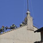 Conclave, fumata in vista: montato il comignolo sulla Cappella Sistina